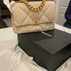 CHANEL
Goatskin Quilted Large 19 Flap Beige